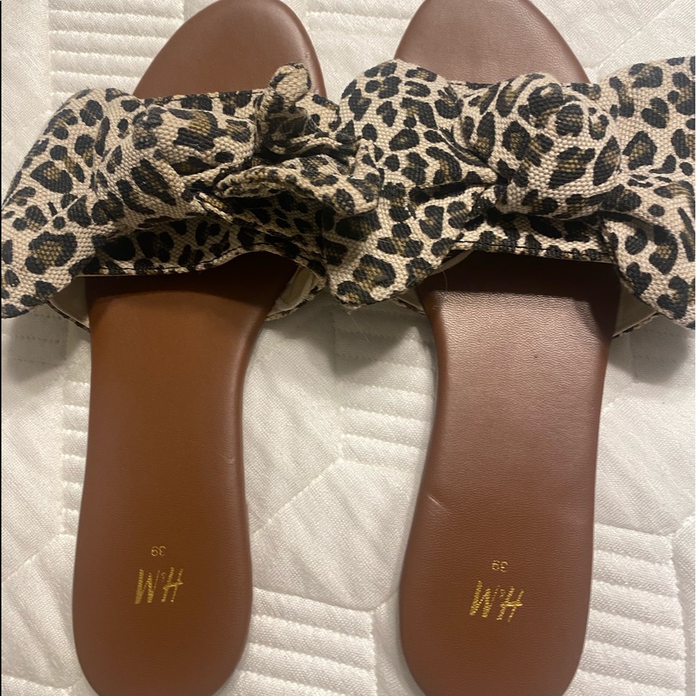 Cute leopard sandals with bow size 8